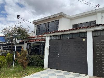 Casa de 5 alcobas en venta en El Batan Ii Sector, Bogotá, 247 m² · foto 2 de 16