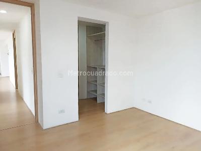 Apartamento de 2 alcobas en venta en Loma De Los Bernal, Medellín, 84 m² · foto 10 de 18